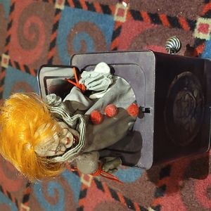 Scary clown (pop goes the clown)